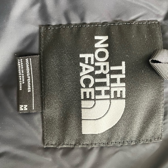 The North Face Women's Forest Green 700 Puffer vest. NWOT - Picture 4 of 4